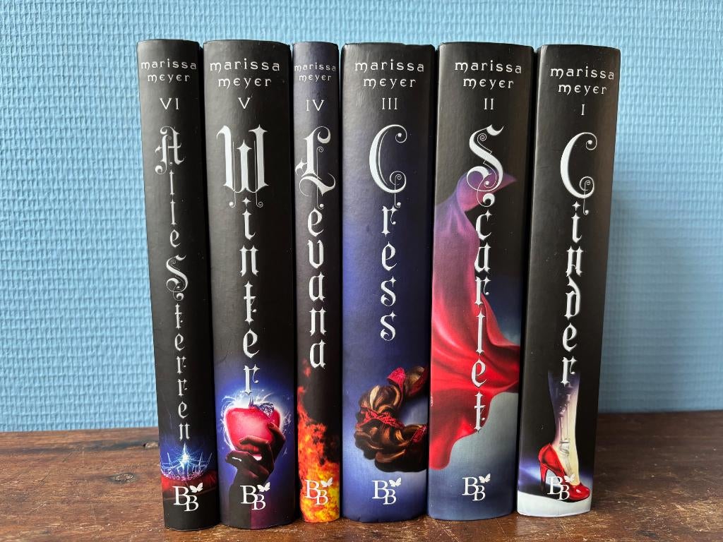 Complete set boeken The Lunar Chronicles door Marissa Meyer, Ophalen of Verzenden, Zo goed als nieuw, Marissa Meyer