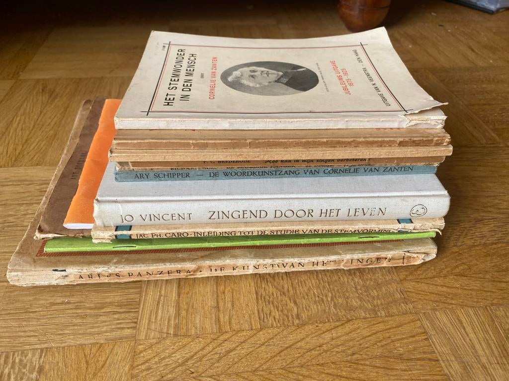 Stapel boekjes over zingen, zangtechniek, stemvorming, Ophalen of Verzenden