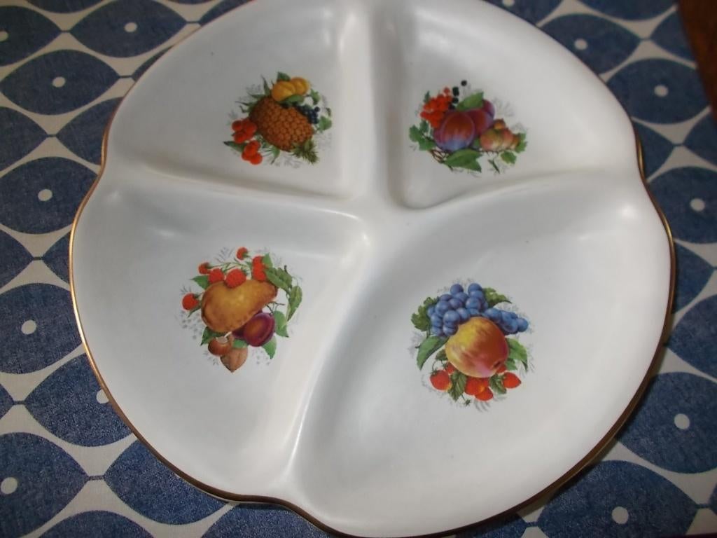 Flora Gouda hapjesschaal,fruitafbeelding,keramiek., Antiek en Kunst, Antiek | Keramiek en Aardewerk, Ophalen of Verzenden