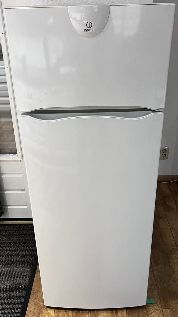 Indesit koelkast r134a, Witgoed en Apparatuur, Koelkasten en IJskasten, Ophalen, 200 liter of meer, Met aparte vriezer, Zo goed als nieuw