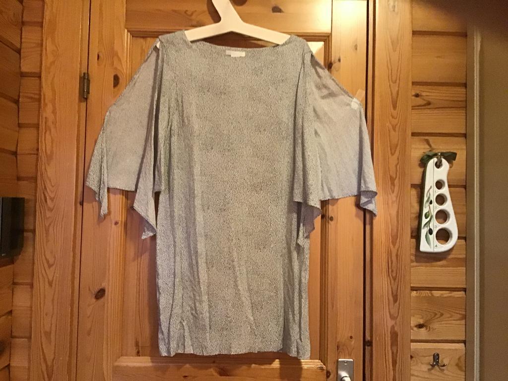 Top vlindermouw 38 grijs wit stipje soepele fijne stof H&M, Maat 38/40 (M), Ophalen of Verzenden, Zo goed als nieuw, Korte mouw