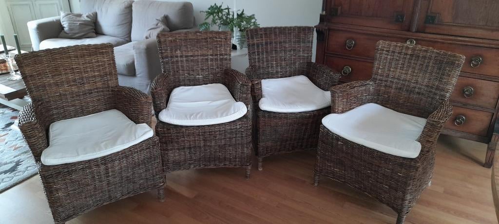 Vier rieten fauteuils. Kleur bruin met witte kussens., Huis en Inrichting, Fauteuils, Ophalen, Gebruikt, Minder dan 75 cm, Riet of Rotan