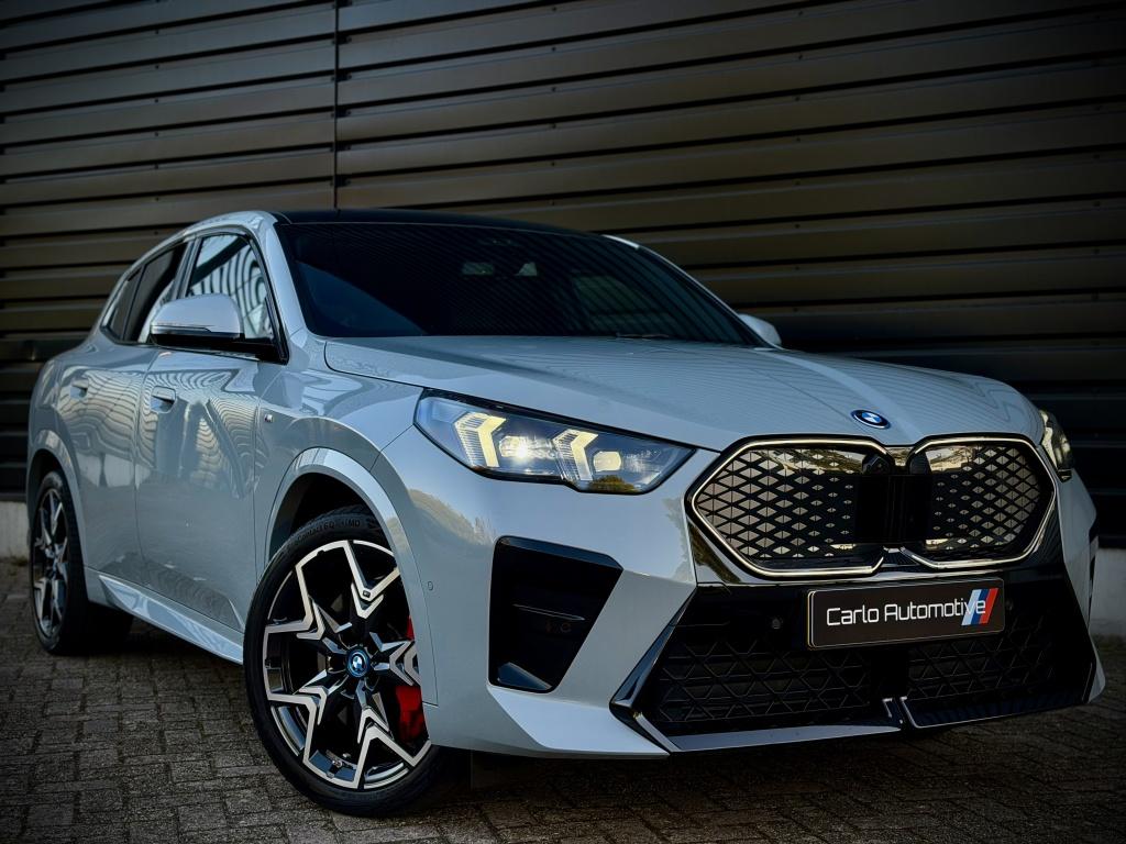 BMW iX2 eDrive 67kWh M-SPORT PRO PANO|HUD|HK|360|MEMORY VOL!, Auto's, 478 km, 750 kg, 180 min, 204 pk