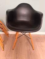 Zwarte Eames DSW stoel met houten onderstel, Ophalen, Kunststof, Gebruikt, Zwart