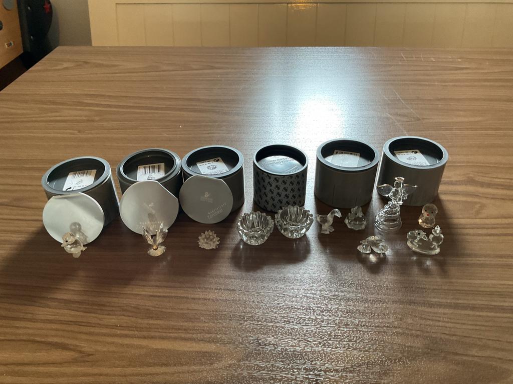 Swarovski beeldjes met kastje en licht, Glas of Kristal, Zo goed als nieuw, 4 bedels of meer, Ophalen