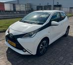 Toyota Aygo 1.0 VVT-i x-play 2015 Wit, Auto's, Voorwielaandrijving, Stof, Euro 6, 4 stoelen
