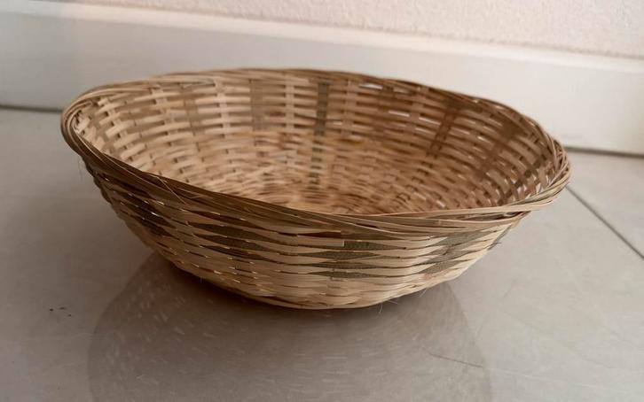 Rieten mand diameter 35 cm hoogte 10,5 cm, Huis en Inrichting, Woonaccessoires | Schalen en Manden, Zo goed als nieuw, Rond, Riet