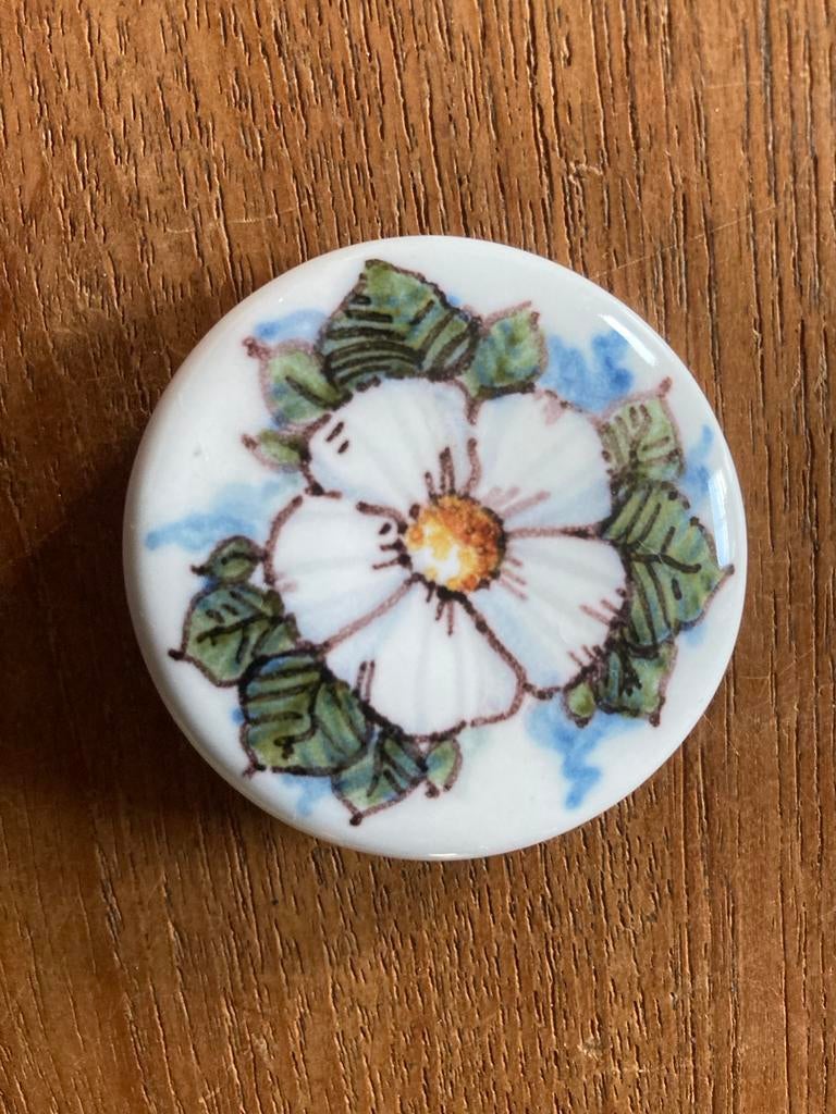 Makkum Broche met Bloemenmotief plateel, Overige materialen, 4 tot 7 cm, Wit, Ophalen of Verzenden