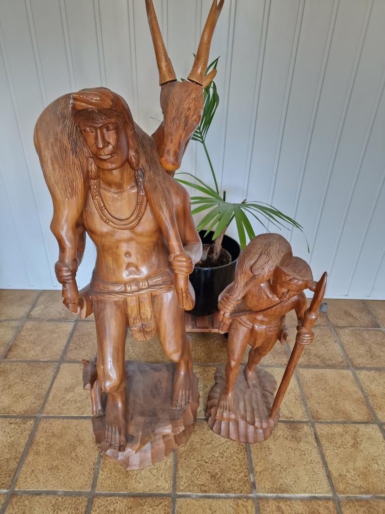 Mooie houten beelden - Jager met prooi, Antiek en Kunst, Kunst | Beelden en Houtsnijwerken, Ophalen, 50 - 100 cm, Handgemaakt