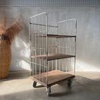 Oude trolley, vintage stellingkast, stelling, fabriekswagen, Ophalen