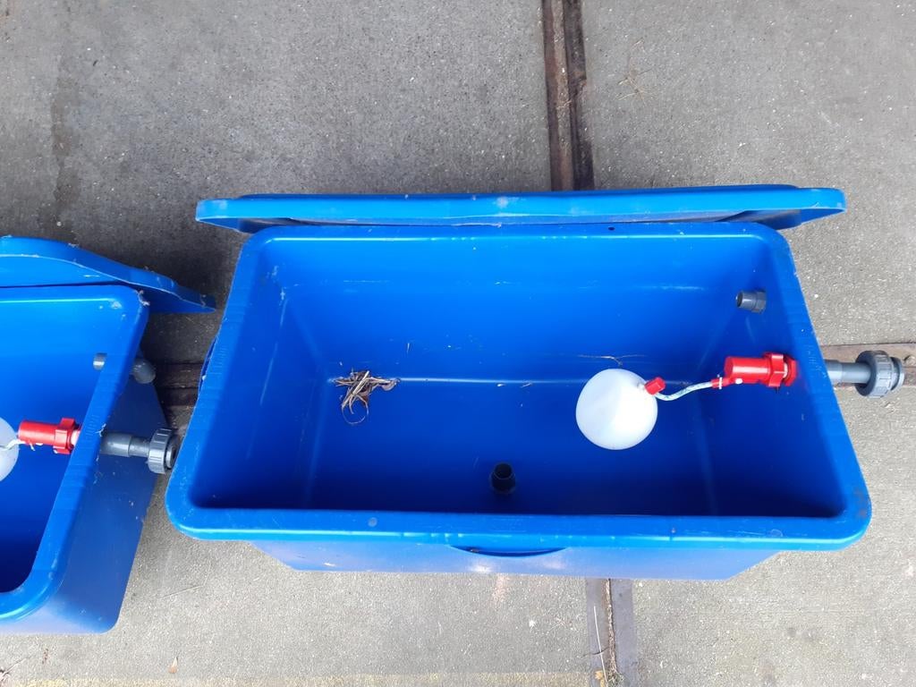 2 kunststof waterbakken