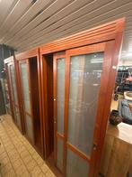 Houten vitrinekast met glazen schuifdeuren, Ophalen, Gebruikt, Voorheuvel 48, 100 tot 150 cm
