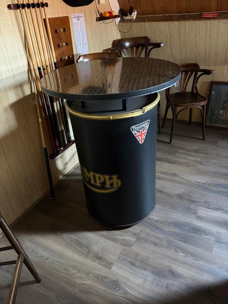 Unieke Triumph statafel met flesdoppen blad, Ophalen, Gebruikt