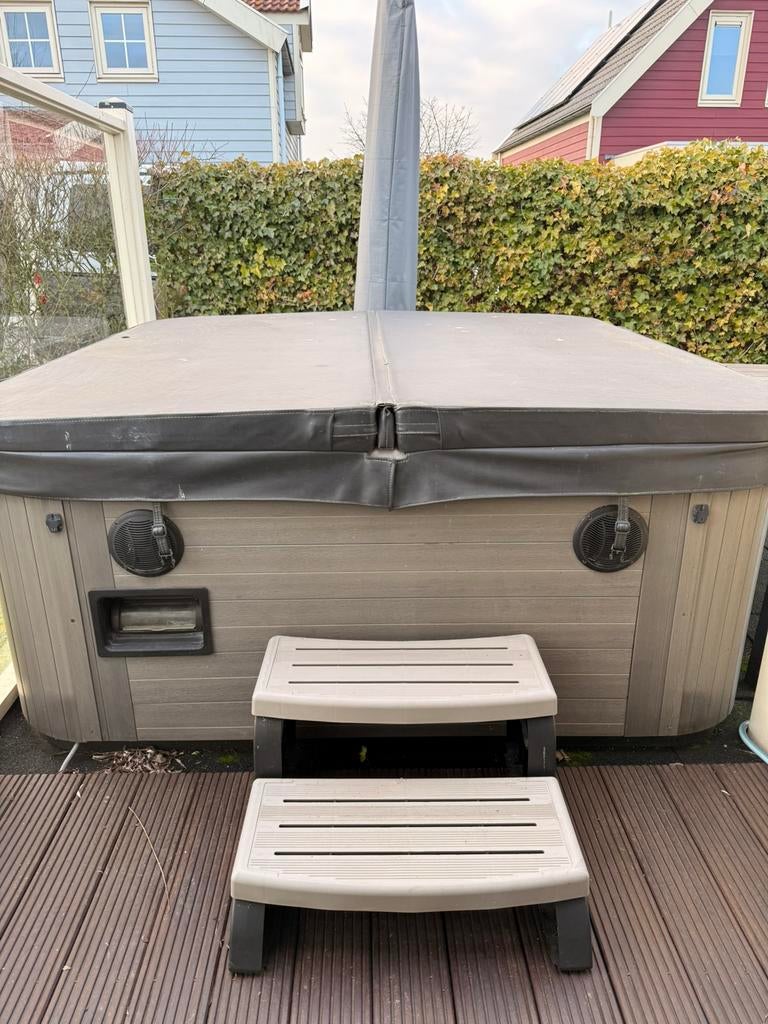 Jacuzzi - originele Canadese spa, Ophalen, Zo goed als nieuw, Trap, Vast