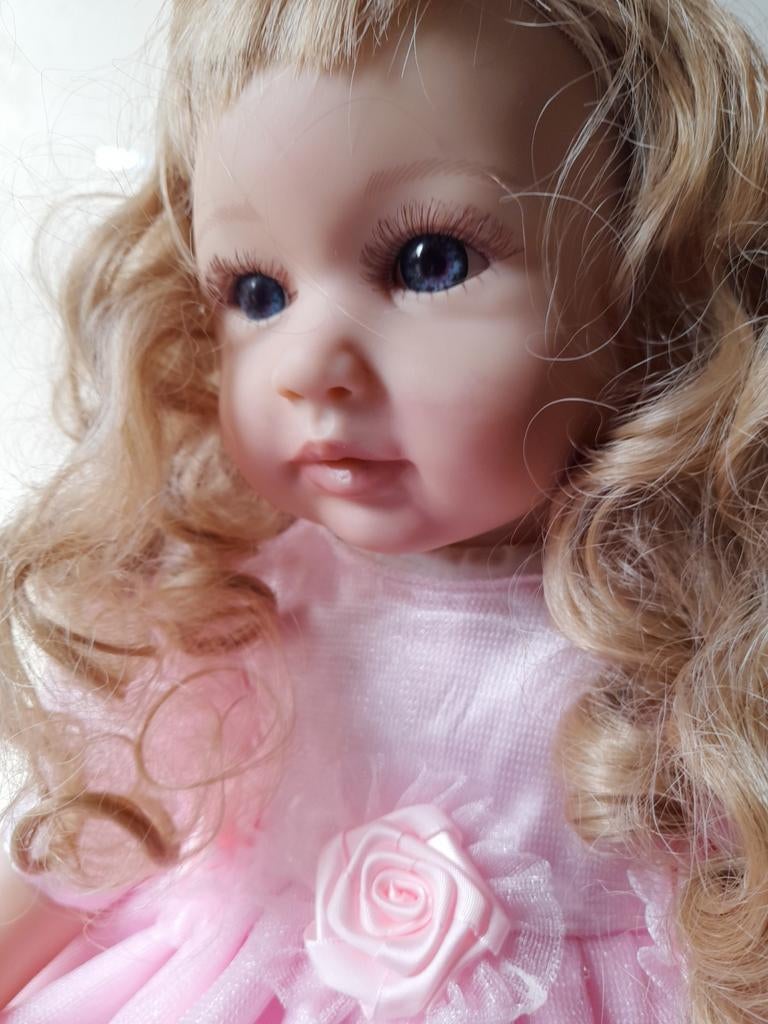 Reborn Babypop 60 cm met blond krullend in goede staat, Verzamelen, Poppen, Ophalen of Verzenden