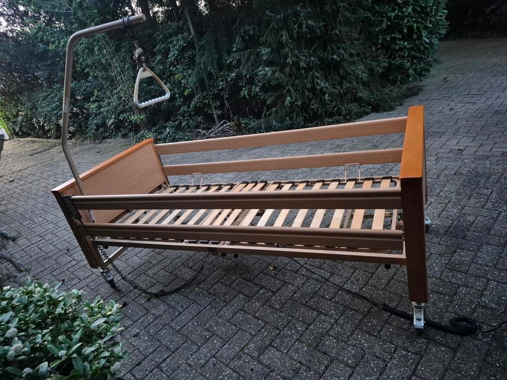 Verstelbaar hoog/laag bed met papegaai, Ophalen, 90 cm, Eenpersoons, Bruin