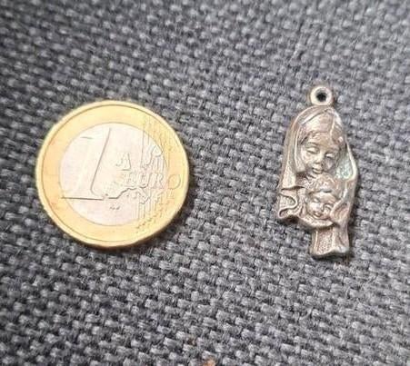 Zilveren Hanger bedel Maria met Jezus, Overige merken, Gebruikt, Ophalen of Verzenden, 1 bedel