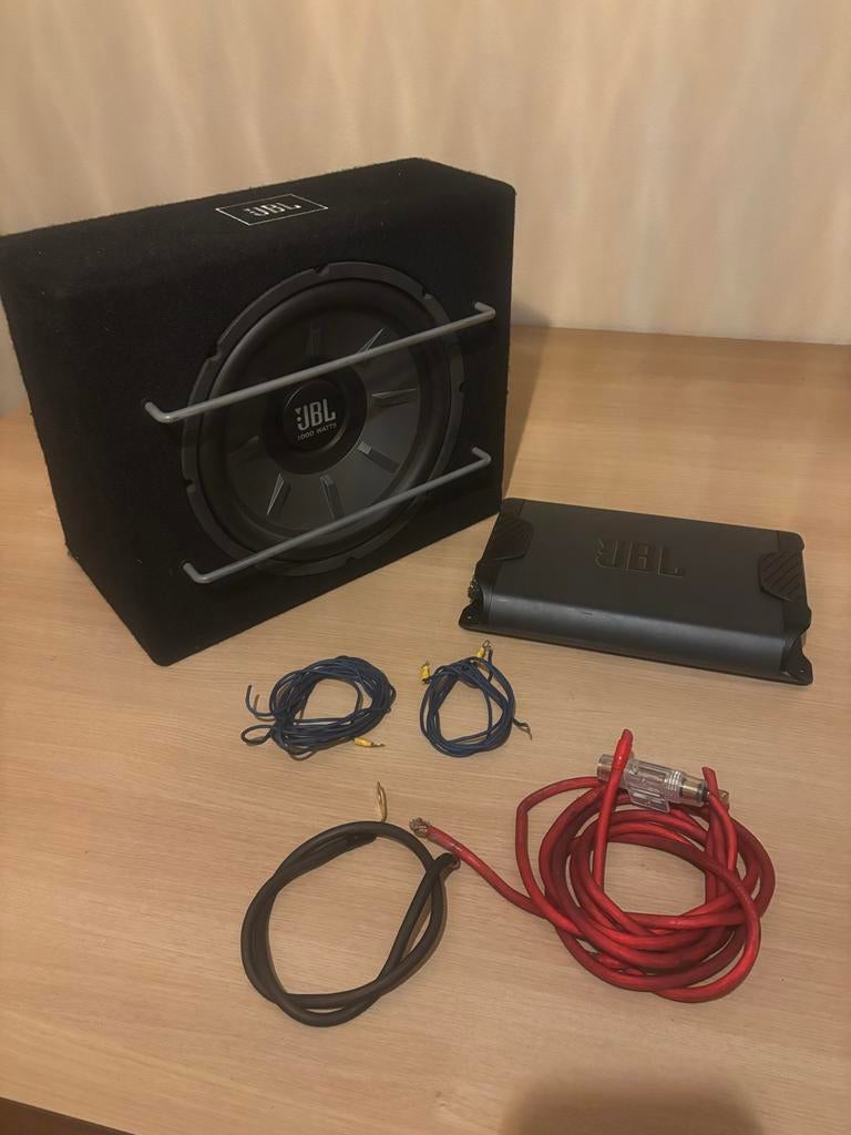 JBL Auto Subwoofer met 4-kanaals Versterker en Bekabeling, Auto diversen, Autospeakers, Ophalen of Verzenden, Gebruikt