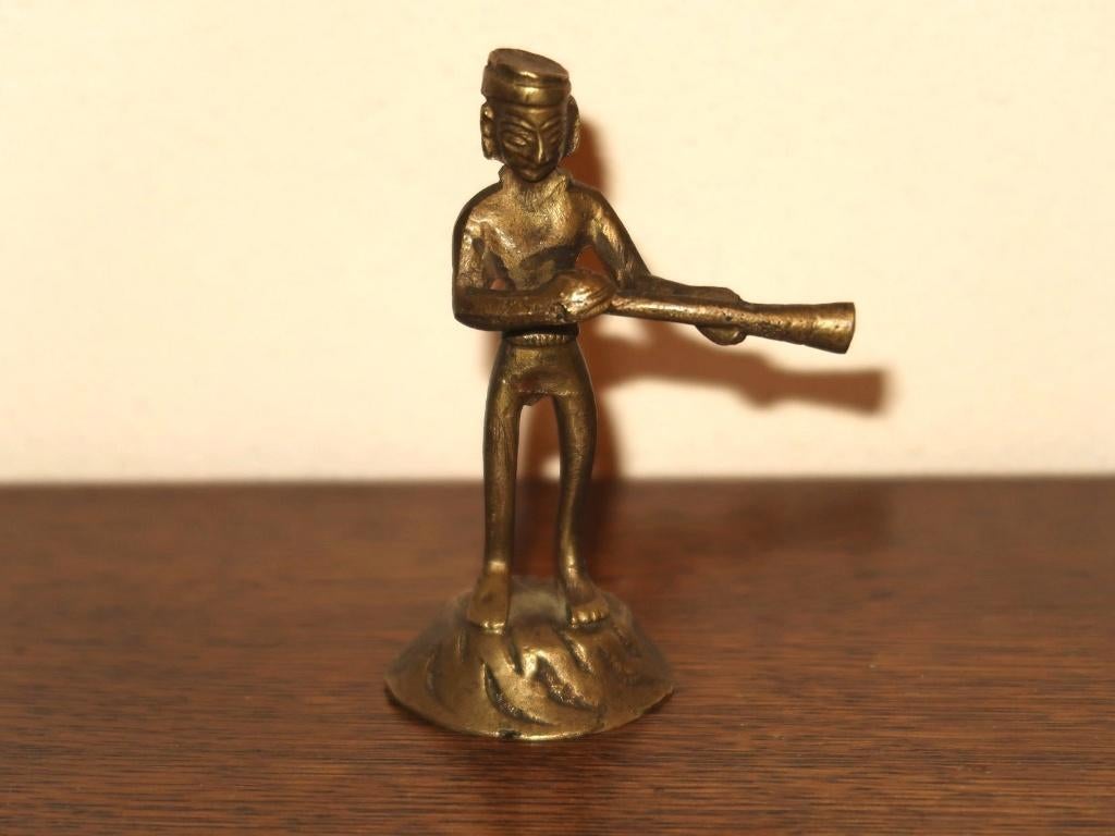 messing beeldje India vintage muzikant of soldaat geel koper, Antiek en Kunst, Verzenden