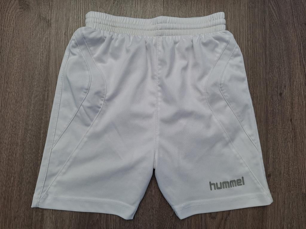 Zo goed als nieuw wit Hummel sportbroekje maat 128, Jongen of Meisje, Sport- of Zwemkleding, Ophalen of Verzenden, Zo goed als nieuw