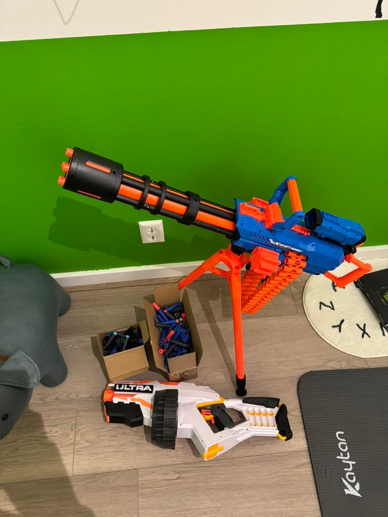 2x nerf geweer met 2 dozen vol pijltje, Ophalen, Zo goed als nieuw
