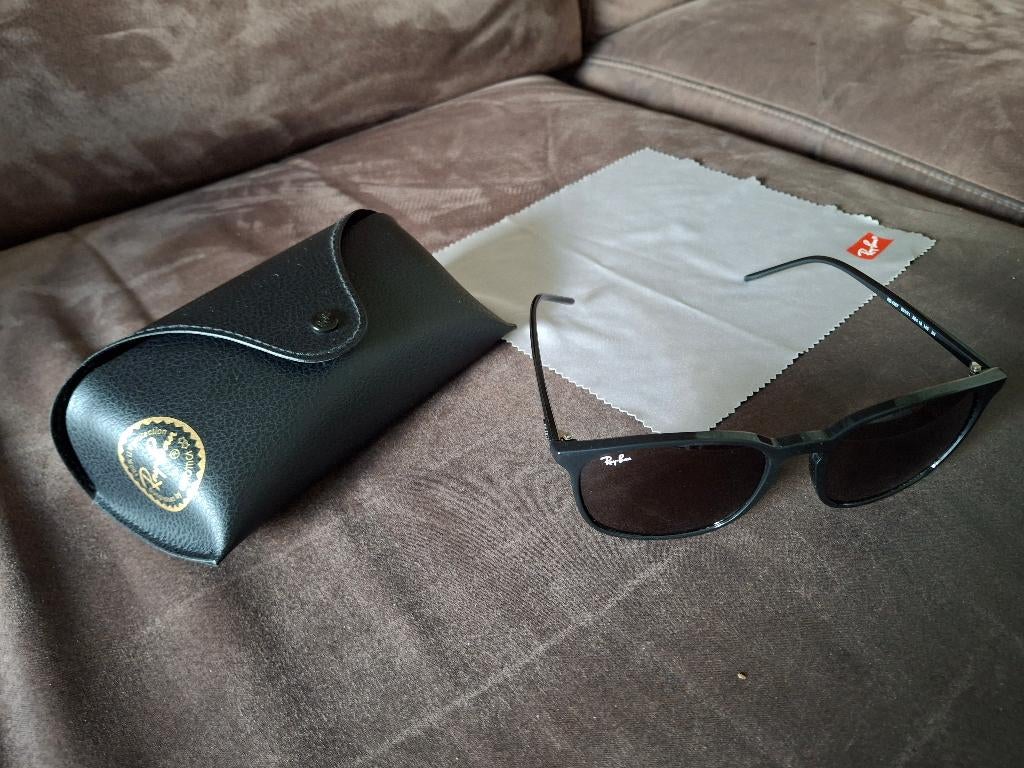 zonnebril rayban gekocht augustus 2025 - nooit gebruikt, Zonnebril, Zwart, Ophalen of Verzenden, Zo goed als nieuw