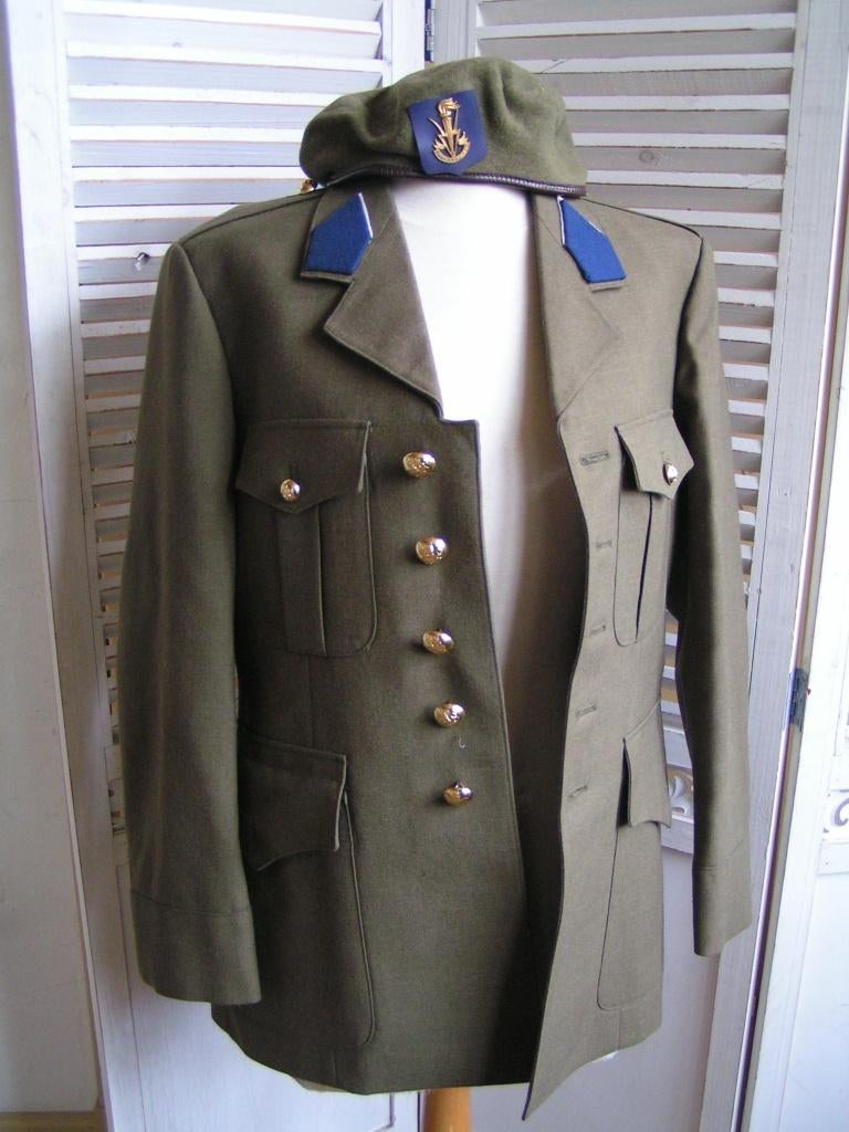 militair jasje en baret nr VV 121, Verzamelen, Militaria | Algemeen, Landmacht, Kleding of Schoenen, Nederland, Verzenden