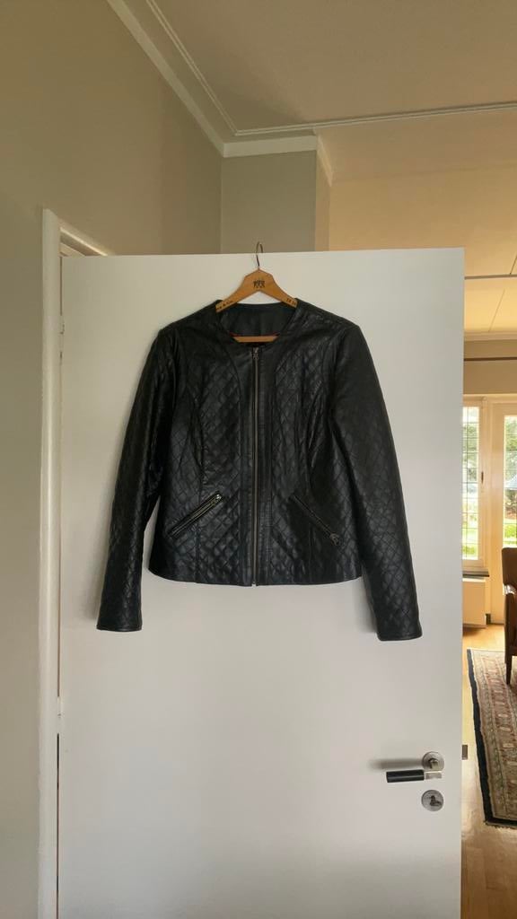 Zwart leren jasje zo goed als nieuw, Kleding | Dames, Jasjes, Kostuums en Pakken, Zwart, Maat 42/44 (L), Ophalen of Verzenden