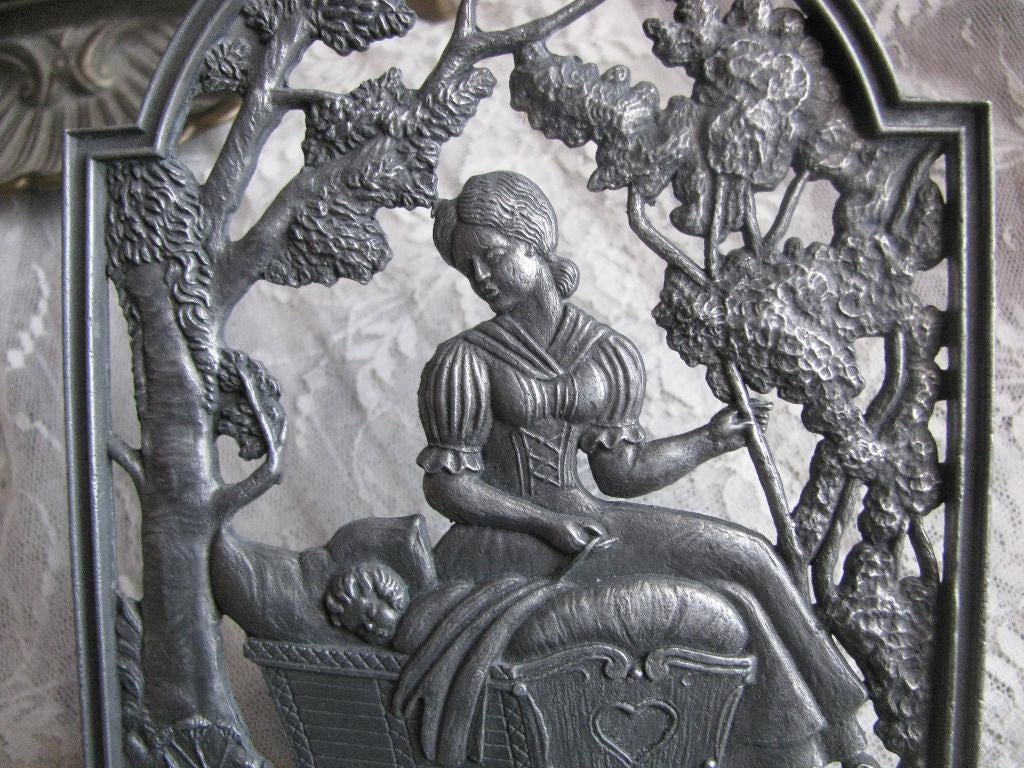 Ophang Ornament van Tin - Moeder bij Baby in Wieg / Lente, Antiek en Kunst, Verzenden