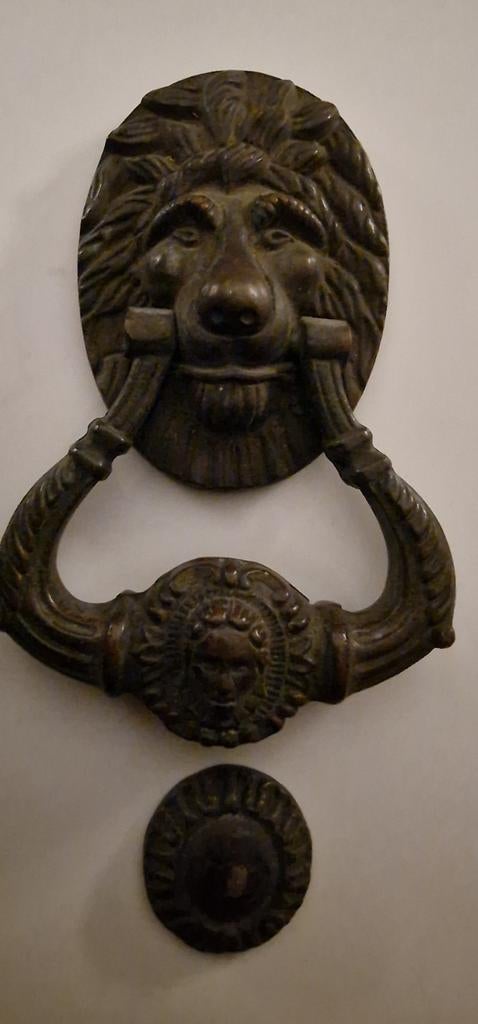 Deurklopper met leeuwenkop, Ophalen