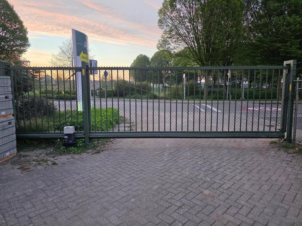 Groen schuifhek met motor en gaas, Ophalen, Met poort, Gebruikt, Gaashekwerk