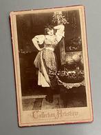 Vroege foto van een fruitmeisje. Ca. 1895, Foto, Ophalen of Verzenden, Zo goed als nieuw, Voor 1940