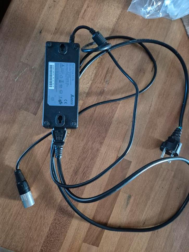Acculader met 4 pins aansluiting 41.2V 2A delta electronics, Fietsen en Brommers, Fietsaccessoires | Fietsgereedschap, Ophalen of Verzenden