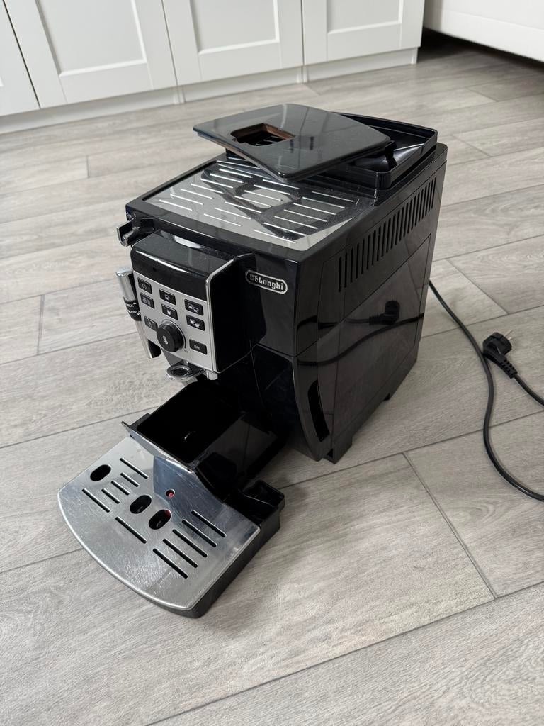 DeLonghi volautomatische koffiemachine, Afneembaar waterreservoir, Gebruikt, 10 kopjes of meer, Koffiemachine