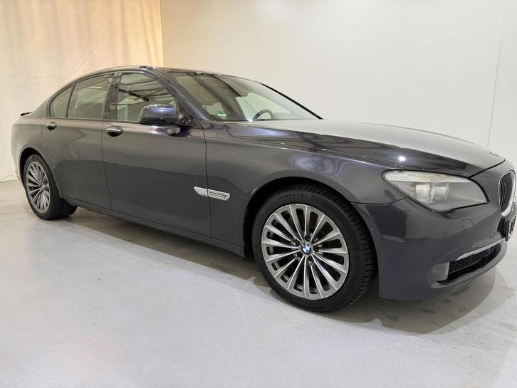 BMW 7 Serie 750i High Executive (bj 2010, automaat), Auto diversen, Schadeauto's, BMW, Automaat, Benzine, Sedan, Zilver of Grijs