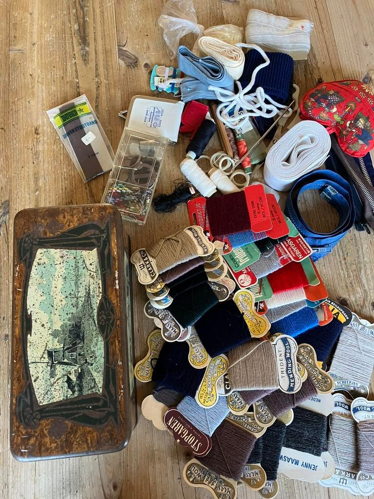 Antiek blik met kaartjes maaswol en naaigerei fournituren, Hobby en Vrije tijd, Naaien en Fournituren, Ophalen of Verzenden, Zo goed als nieuw