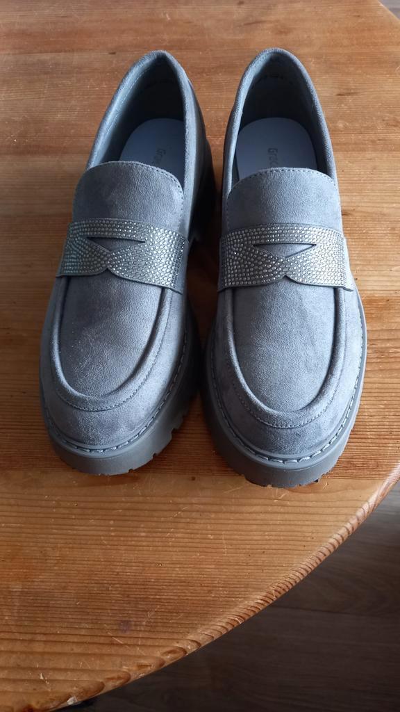 Instappers.
Grijs suede.
Staat 38 maar valt als 37., Kleding | Dames, Schoenen, Zo goed als nieuw, Instappers, Grijs, Ophalen of Verzenden