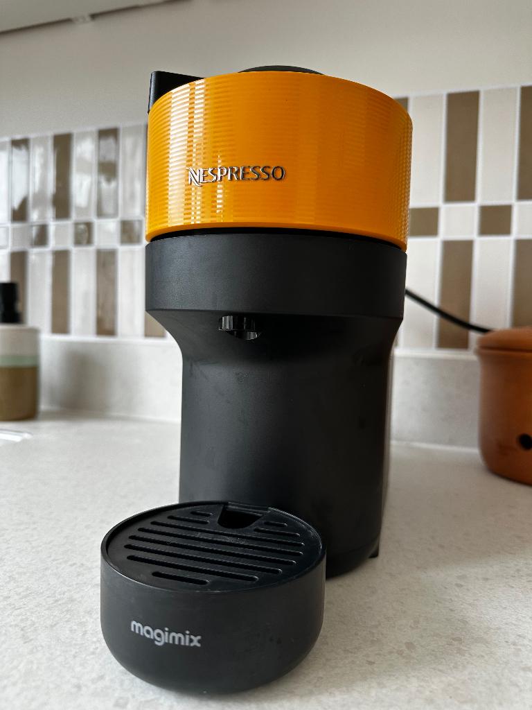 Nespresso Vertuo apparaat, Ophalen, Koffiemachine, Zo goed als nieuw, Koffiepads en cups