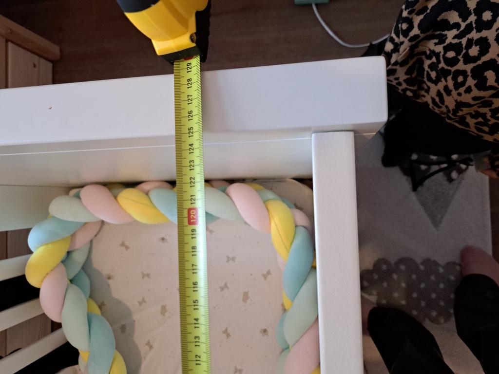 Wit babybedje met gevlochten bedbumper, Ophalen, Zo goed als nieuw, Ledikant