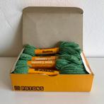 Borduurwol Patons Beehive, kleur 2556 , originele doos, Ophalen of Verzenden, Nieuw, Handborduren, Borduurgaren of Zijde