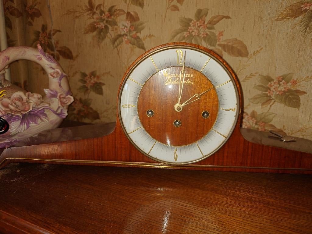 Westminster Belcanto schouwklok met sleutel, Ophalen