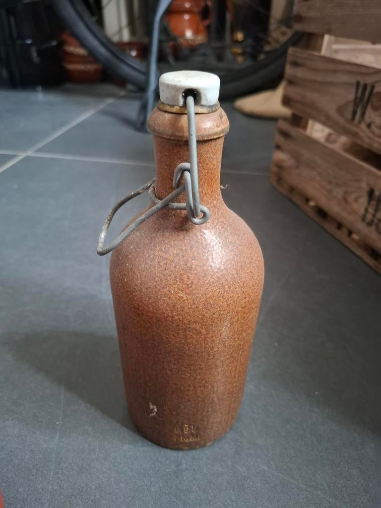 Oude kruikje met beugeldop, Ophalen