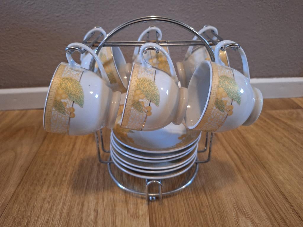 Kopjes met schoteltjes in rekje, Antiek en Kunst, Ophalen of Verzenden