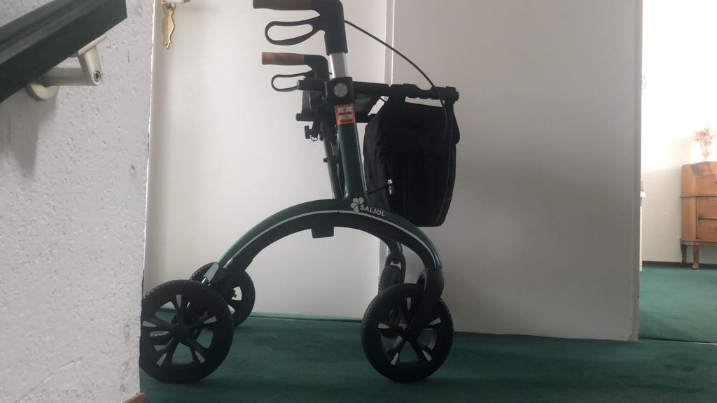 Rollater van carbon Saljol met dienbladluxeuze tas, Ophalen, Zo goed als nieuw