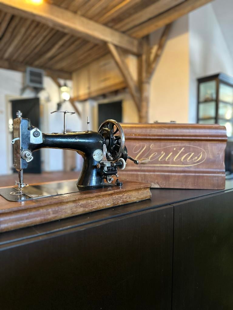Antieke hand naaimachine Veritas Clemens Müller Dresden, Antiek en Kunst, Ophalen
