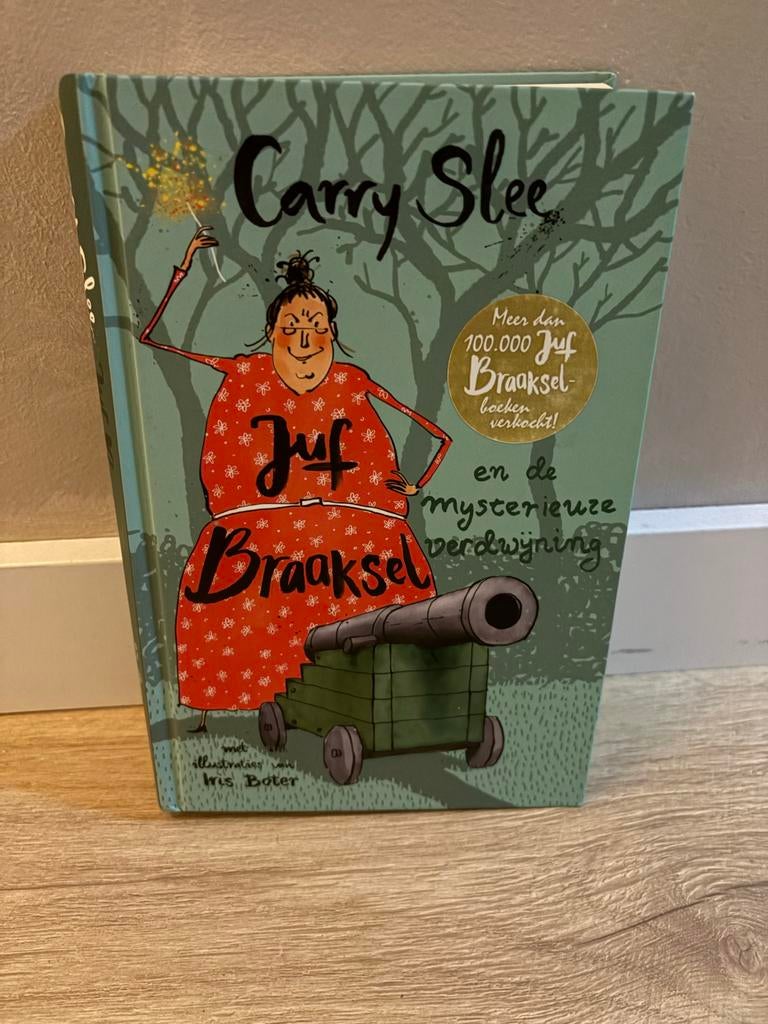 Juf Braaksel en de mysterieuze verdwijning - Carry Slee, Boeken, Ophalen of Verzenden, Zo goed als nieuw, Fictie