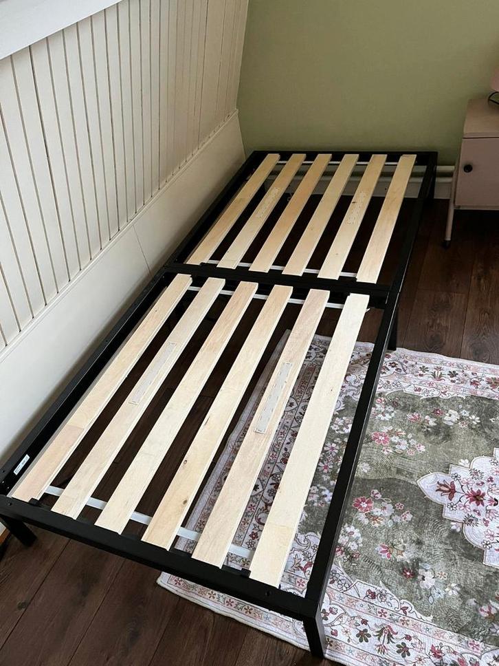 GRATIS Ikea bedframe met lattenbodem, Huis en Inrichting, Slaapkamer | Bedden, Zo goed als nieuw, Eenpersoons, 90 cm, Metaal, Zwart