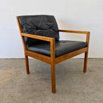 Midcentury fauteuil hout, webbing – zwart leren kussens, Huis en Inrichting, Fauteuils, Ophalen, Gebruikt, Minder dan 75 cm, Onbekend