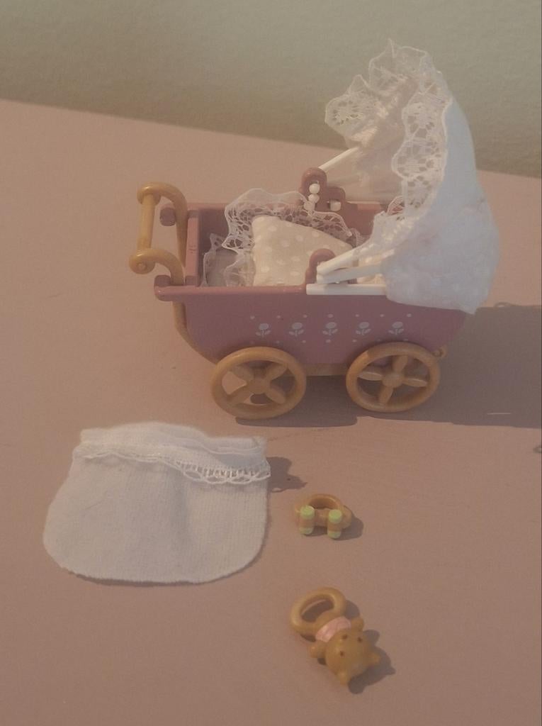 Sylvanian Families babybedje met accessoires, Ophalen of Verzenden, Zo goed als nieuw, Toebehoren