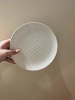 Set van 3 witte design bordjes – modern reliëf servies Inari, Keramiek, Ophalen of Verzenden, Zo goed als nieuw, Bord(en)